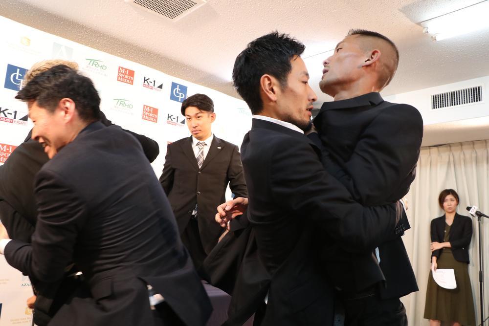 K 1 乱闘や暴言など目に余る行為に罰金や出場停止処分などペナルティを導入 場合によっては試合中止も ゴング格闘技 K 1 乱闘や暴言など目に余る行為に罰金や出場停止処分などペナルティを導入 場合によっては試合中止も ゴング格闘技