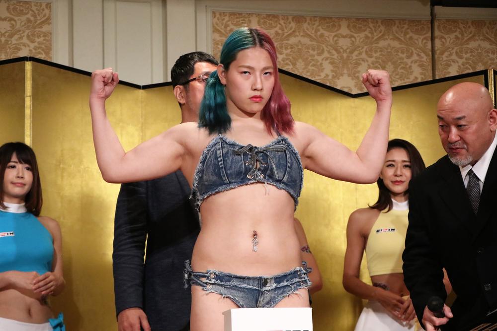 Rizin Kingレイナが自身最軽量の63 0kgで計量パス 自慢の筋肉ヒップも披露 相手はたくさん穴がありそう ゴング格闘技