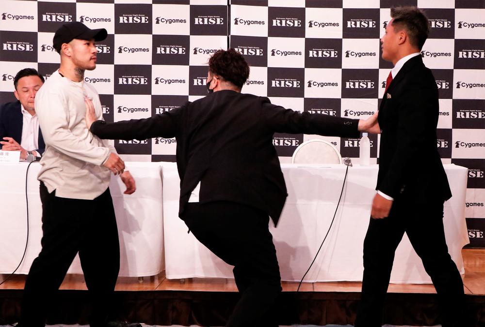 Rise 中指を立てた中村寛に大雅ブチギレ一触即発 あわや乱闘に 会見では舌戦を展開 ゴング格闘技 Rise 中指を立てた中村寛に大雅ブチギレ一触即発 あわや乱闘に 会見では舌戦を展開 ゴング格闘技