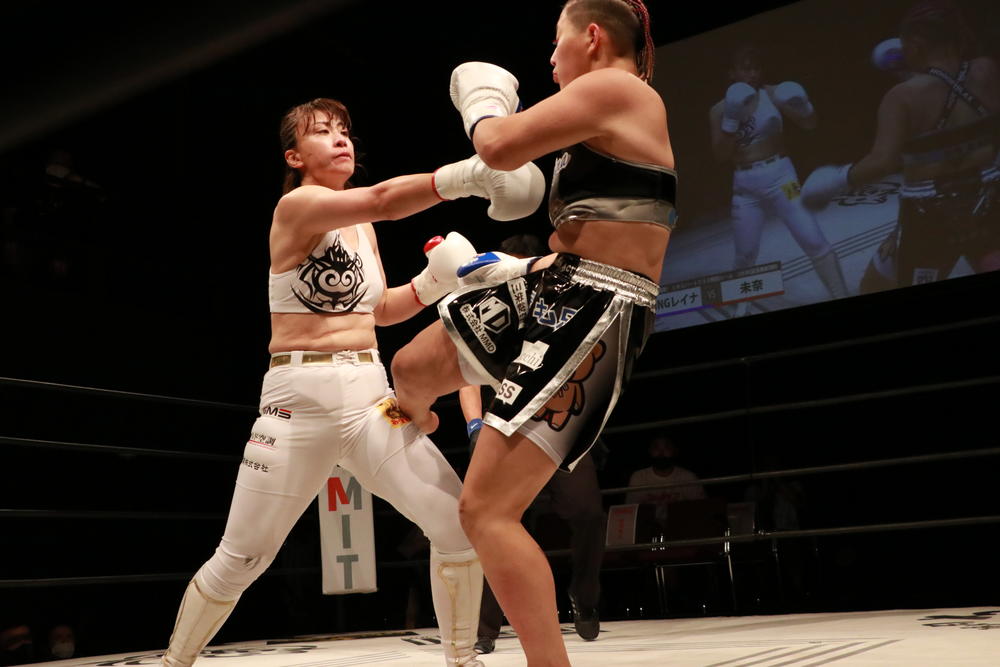 シュートボクシング 未奈がkingレイナの挑戦を退ける Misakiはタイトルマッチ前哨戦に快勝 ユリカが杉本恵に判定勝ち ゴング格闘技