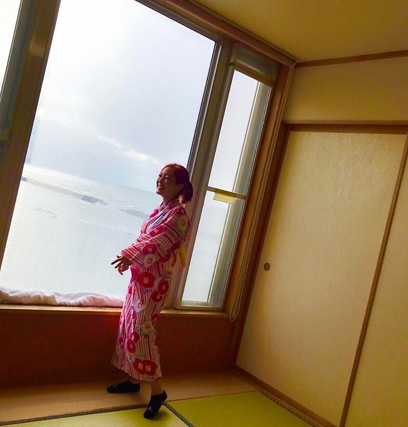 DEEP JEWELS】ちびさいKYOKAがキュートなピンクの浴衣姿を披露、窓の外には日本海の雄大な景色 - ゴング格闘技
