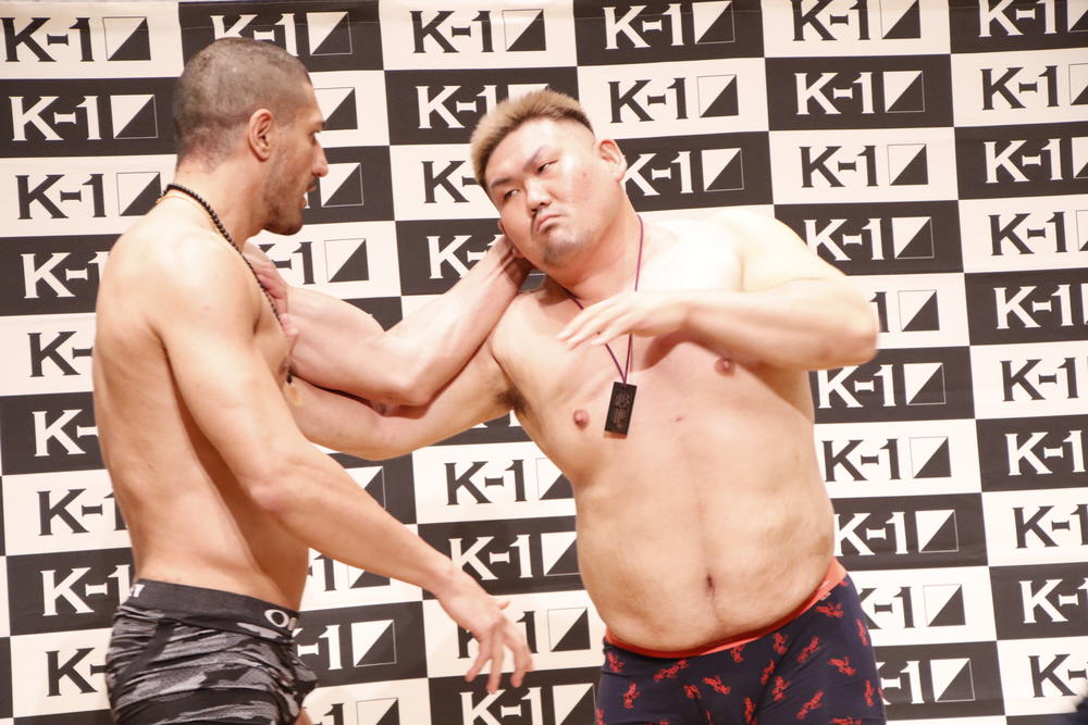 【K-1】シナ・カリミアンと実方宏介が一触即発！ カリミアンの挑発であわやスーパーヘビー級の乱闘寸前に - ゴング格闘技