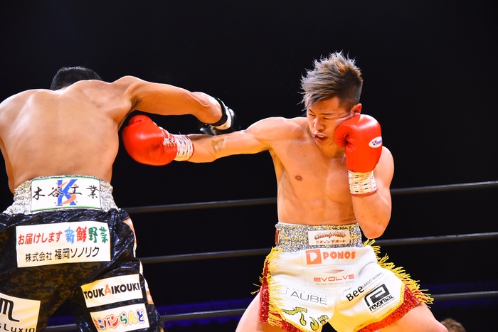 那須川天心が亀田興毅を圧倒するも亀田も最後まで奮闘、最終Rは