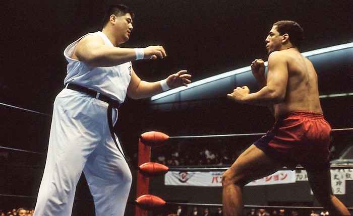 1996年4月の格闘技 元横綱 北尾光司が総合格闘技に初挑戦も ヒジ打ち連打に1rでtko負け ゴング格闘技