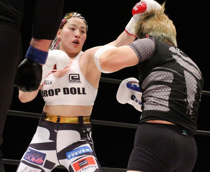 Deep Kingレイナがキックルールで 北の女武芸者 熊谷麻理奈と対戦 8 23 Deep 95 Impact ゴング格闘技